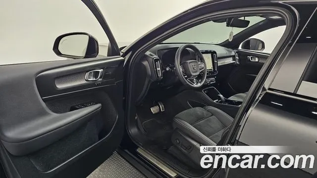Вольво XC40 — Фото автомобиля 7