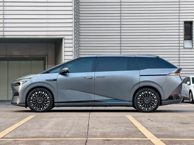 Xpeng X9 — Фото автомобиля 7