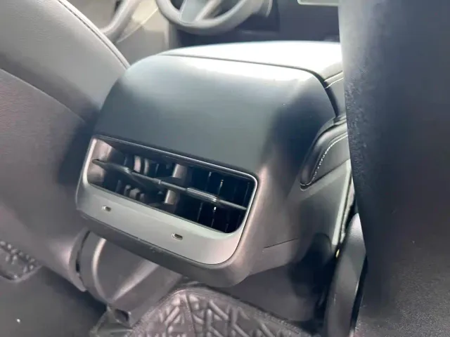 Tesla Model Y — Фото автомобиля 28