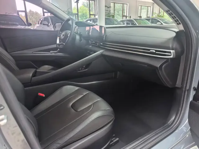 Hyundai Elantra 2022 1.5L CVT LUX Premium Edition — Фото автомобиля 11