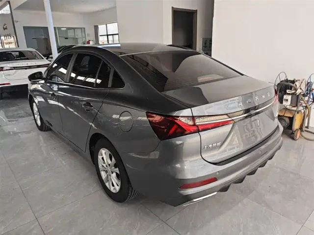 Roewe i5 — Фото автомобиля 4