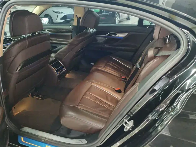 BMW 7 Series — Фото автомобиля 16