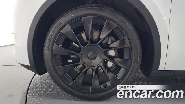 Tesla Model Y — Фото автомобиля 5