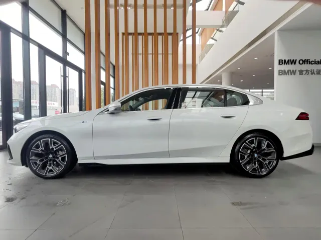 BMW 5 Series — Фото автомобиля 3