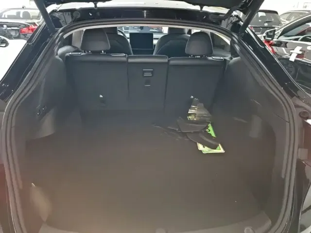 Tesla Model Y — Фото автомобиля 18