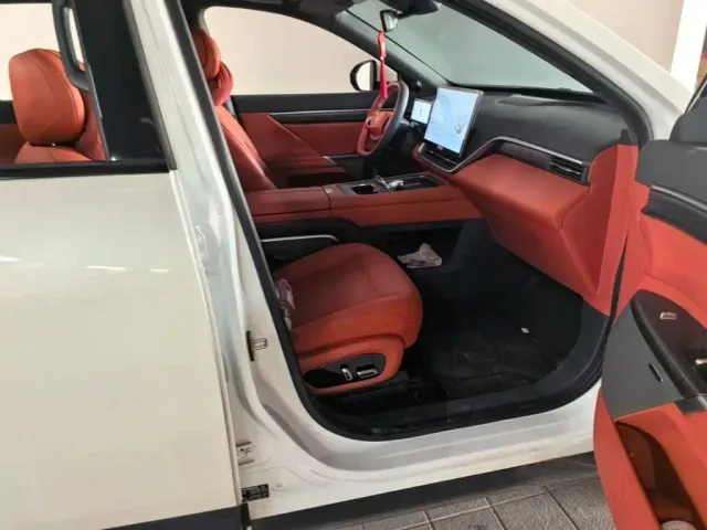 Dongfeng Yipai eπ008 2024 210Max Range Extender 6-Seater — Фото автомобиля 24