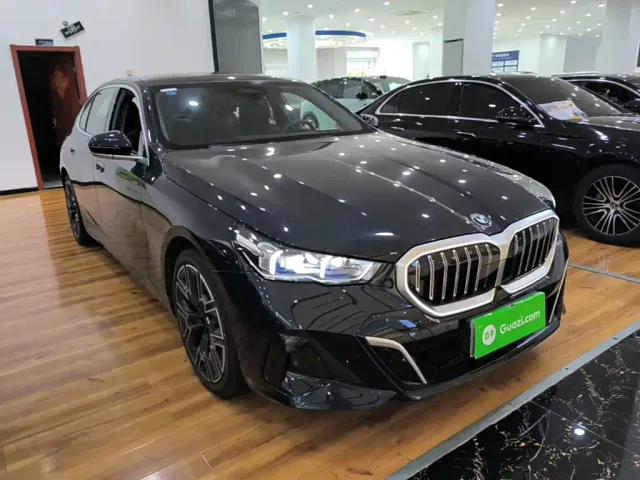 BMW 5 Series — Фото автомобиля 3