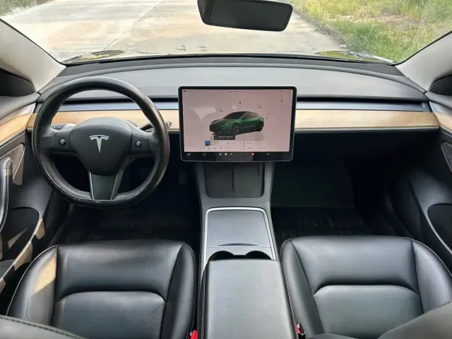 Tesla Model 3 — Фото автомобиля 9