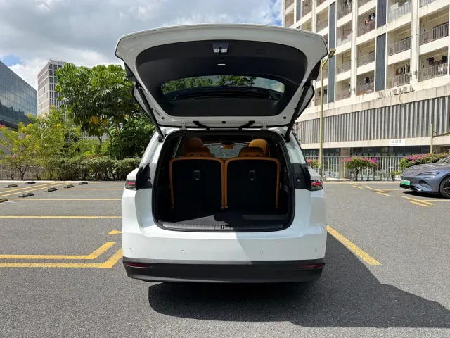 Li Auto i8 — Фото автомобиля 23