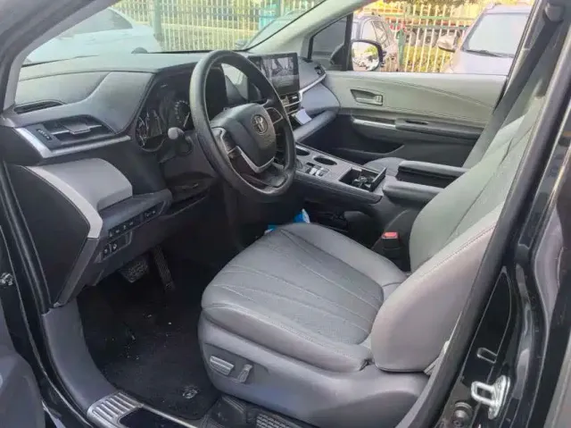 Toyota Sienna — Фото автомобиля 2