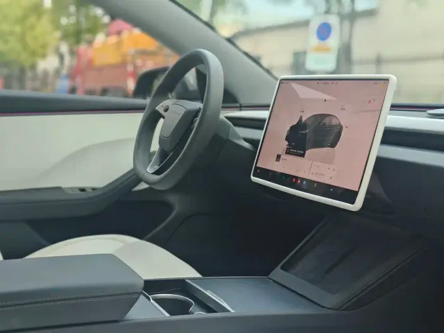 Tesla Model 3 — Фото автомобиля 9