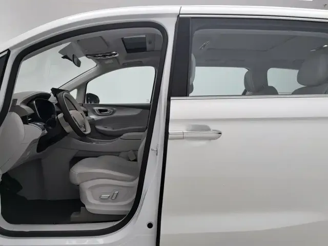 Roewe Roewe iMAX8 EV 2025 Model 1.5T DMH Land Premium Edition — Фото автомобиля 10