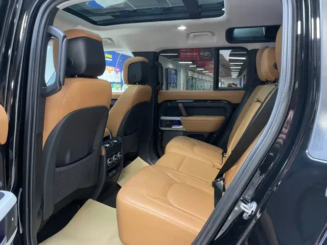 Land Rover Defender — Фото автомобиля 12