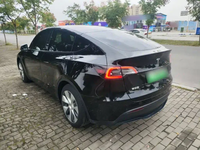 Tesla Model Y — Фото автомобиля 4