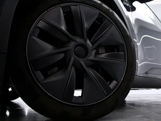 Tesla Model Y — Фото автомобиля 16