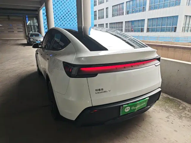 Tesla Model Y — Фото автомобиля 4