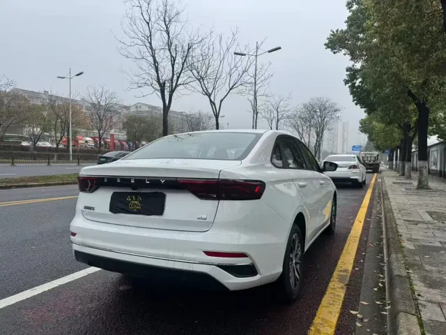 Geely Emgrand — Фото автомобиля 5