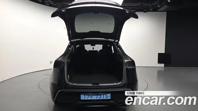 Tesla Model Y — Фото автомобиля 26