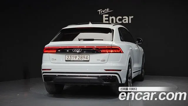 Audi Q8 55 TFSI quattro Premium — Фото автомобиля 4