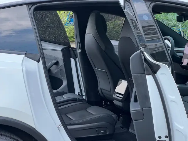 Tesla Model Y L — Фото автомобиля 13