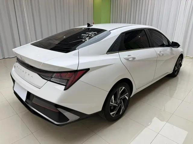 Hyundai Elantra — Фото автомобиля 15