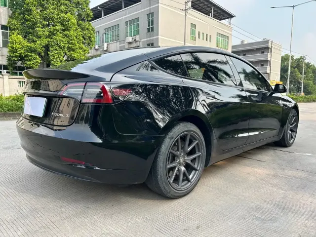 Tesla Model 3 — Фото автомобиля 5