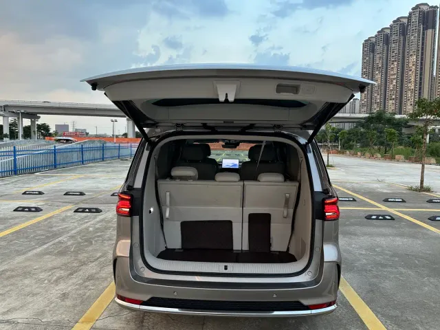 Roewe iMAX8 — Фото автомобиля 19