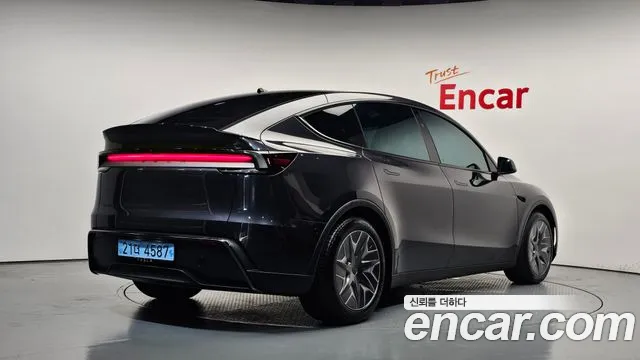 Tesla Model Y — Фото автомобиля 2