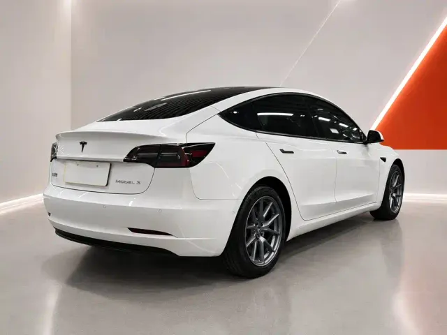 Tesla Model 3 — Фото автомобиля 4