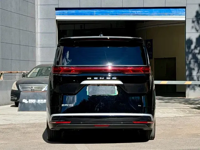 Denza D9 — Фото автомобиля 5