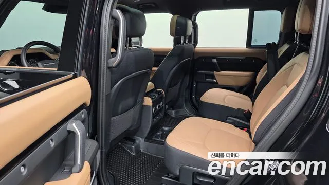 Land Rover Defender — Фото автомобиля 12