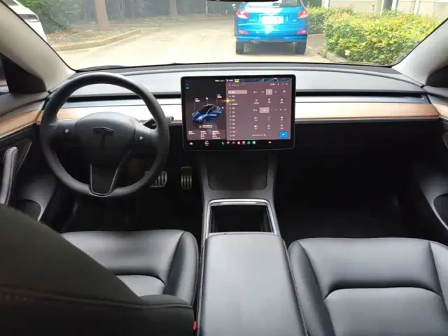 Tesla Model 3 — Фото автомобиля 9