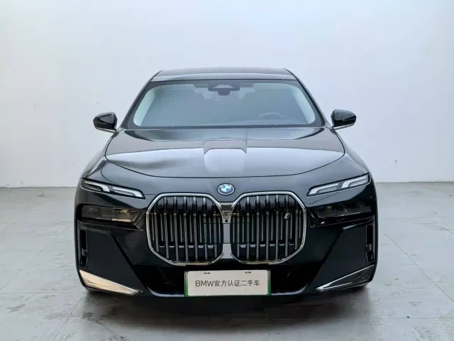 BMW i7 — Фото автомобиля 2
