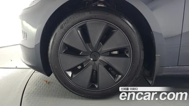 Tesla Model 3 — Фото автомобиля 5