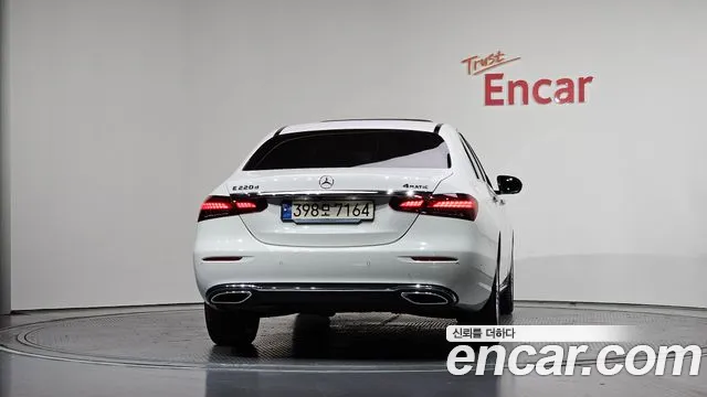 Mercedes-Benz E-Class — Фото автомобиля 4