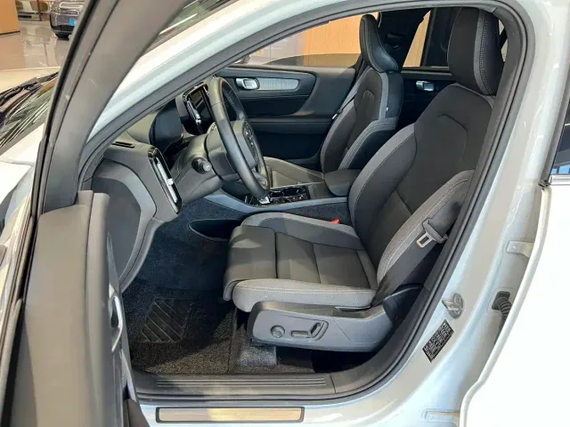 Volvo XC40 — Фото автомобиля 9