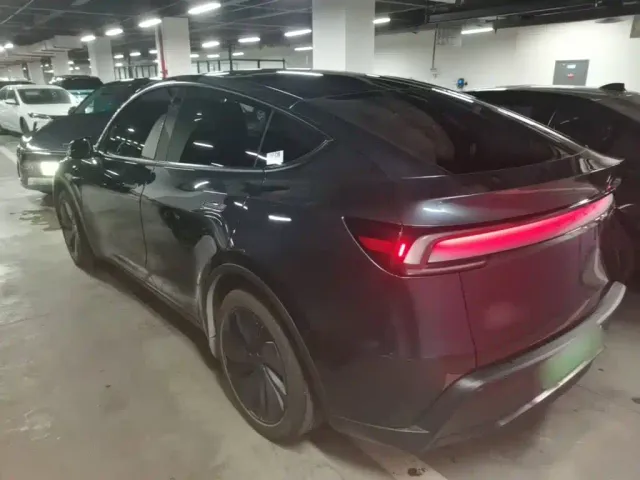 Tesla Model Y — Фото автомобиля 4