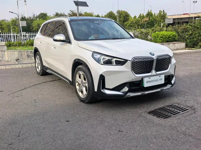 BMW iX1 — Фото автомобиля 3