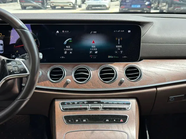 Mercedes-Benz E-Class — Фото автомобиля 12