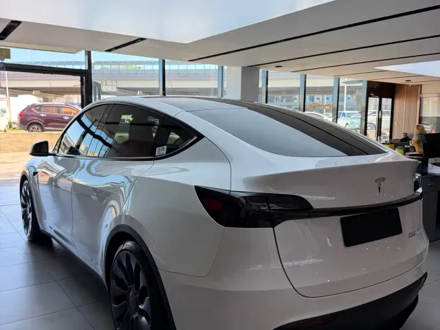 Tesla Model Y — Фото автомобиля 4