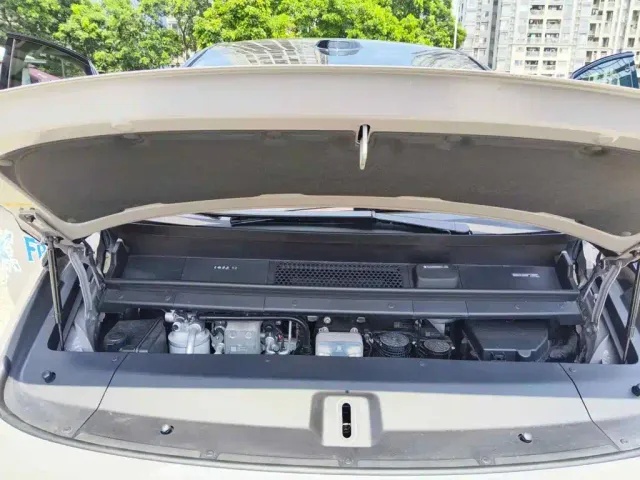 Li Auto MEGA — Фото автомобиля 3