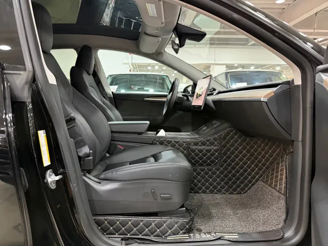 Tesla Model Y — Фото автомобиля 12