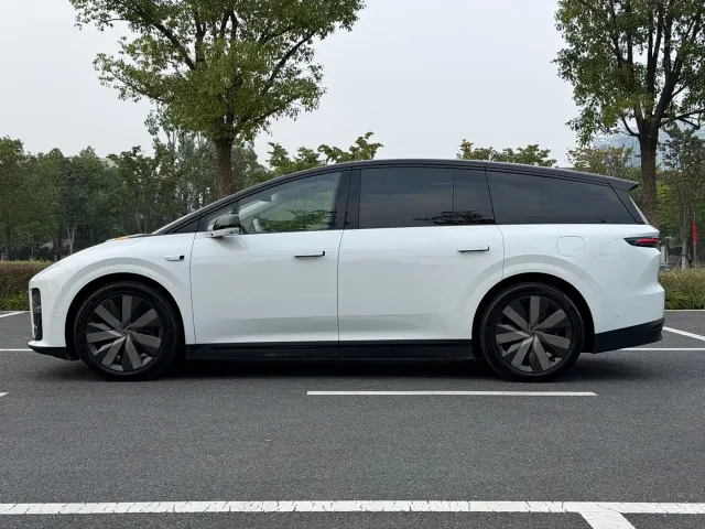 Li Auto i8 — Фото автомобиля 4