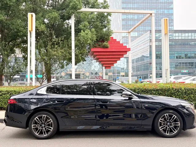 BMW 5 Series — Фото автомобиля 4