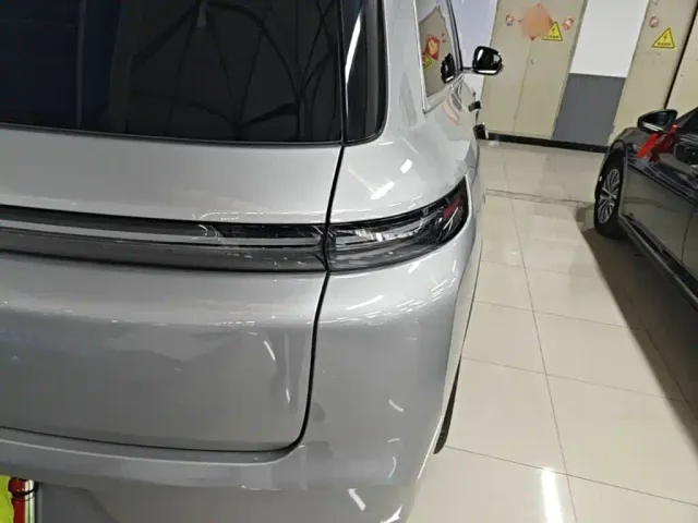 Li Auto L8 — Фото автомобиля 7