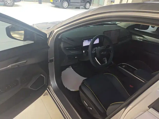 Geely Geometry G6 — Фото автомобиля 15