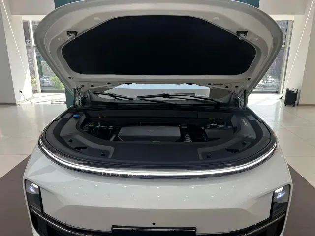 Li Auto L8 — Фото автомобиля 3