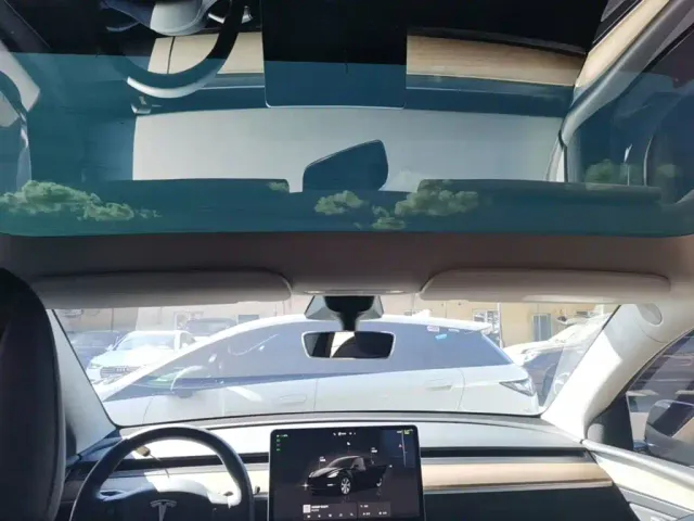 Tesla Model Y — Фото автомобиля 17