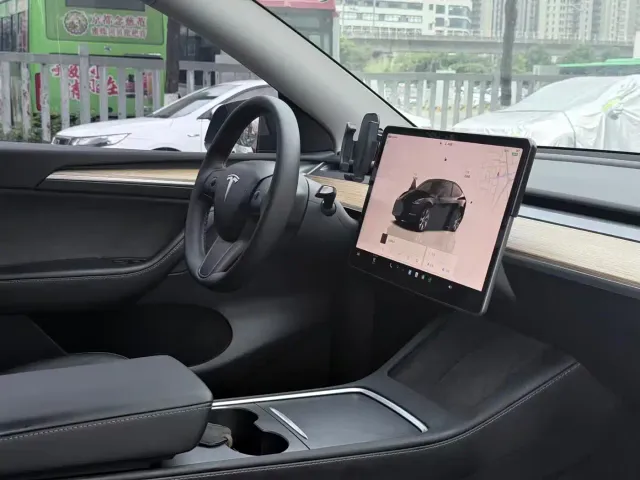 Tesla Model Y — Фото автомобиля 9