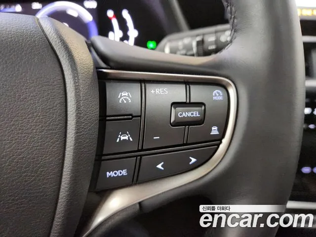 Lexus UX UX300h — Фото автомобиля 14